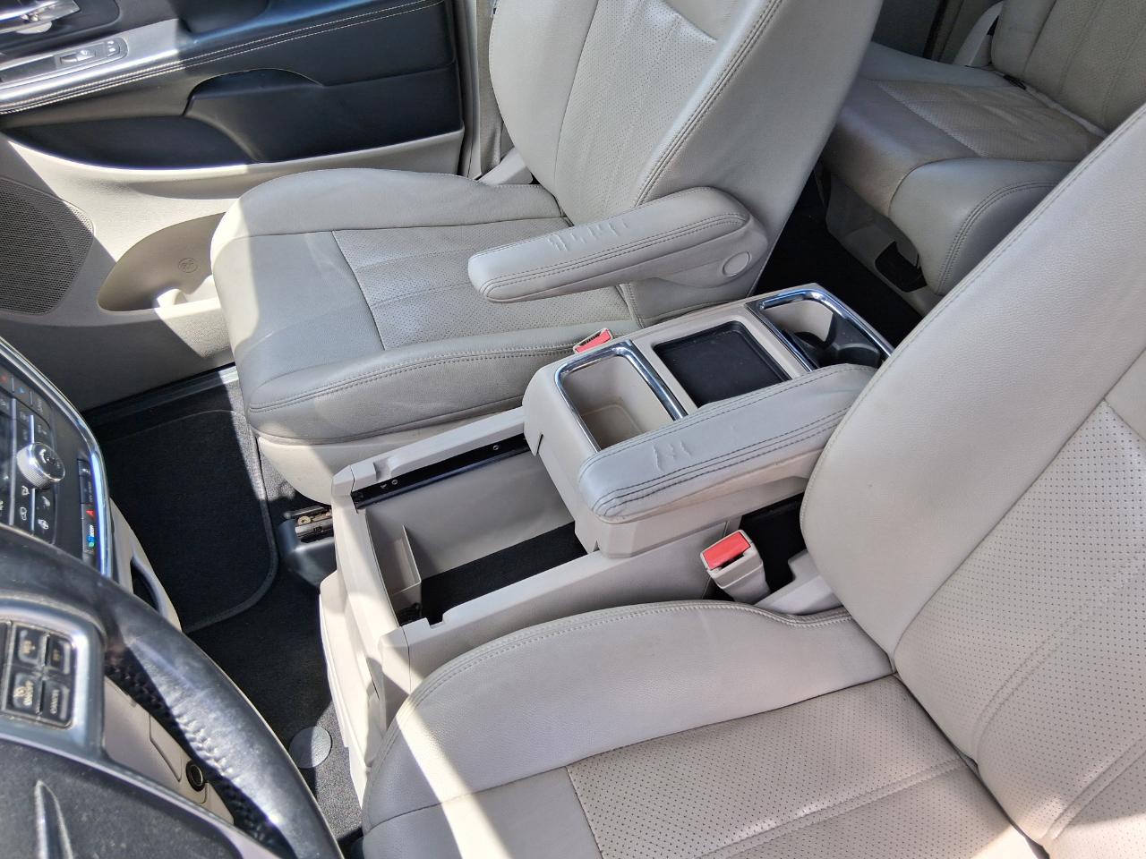 Chrysler Town & Country Touring-L 2012