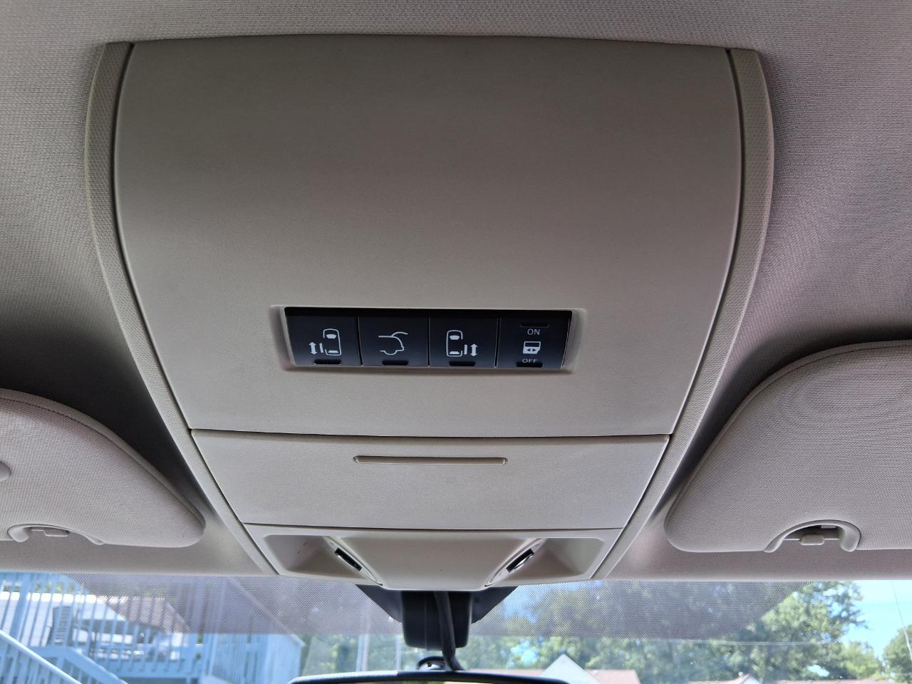 Chrysler Town & Country Touring-L 2012