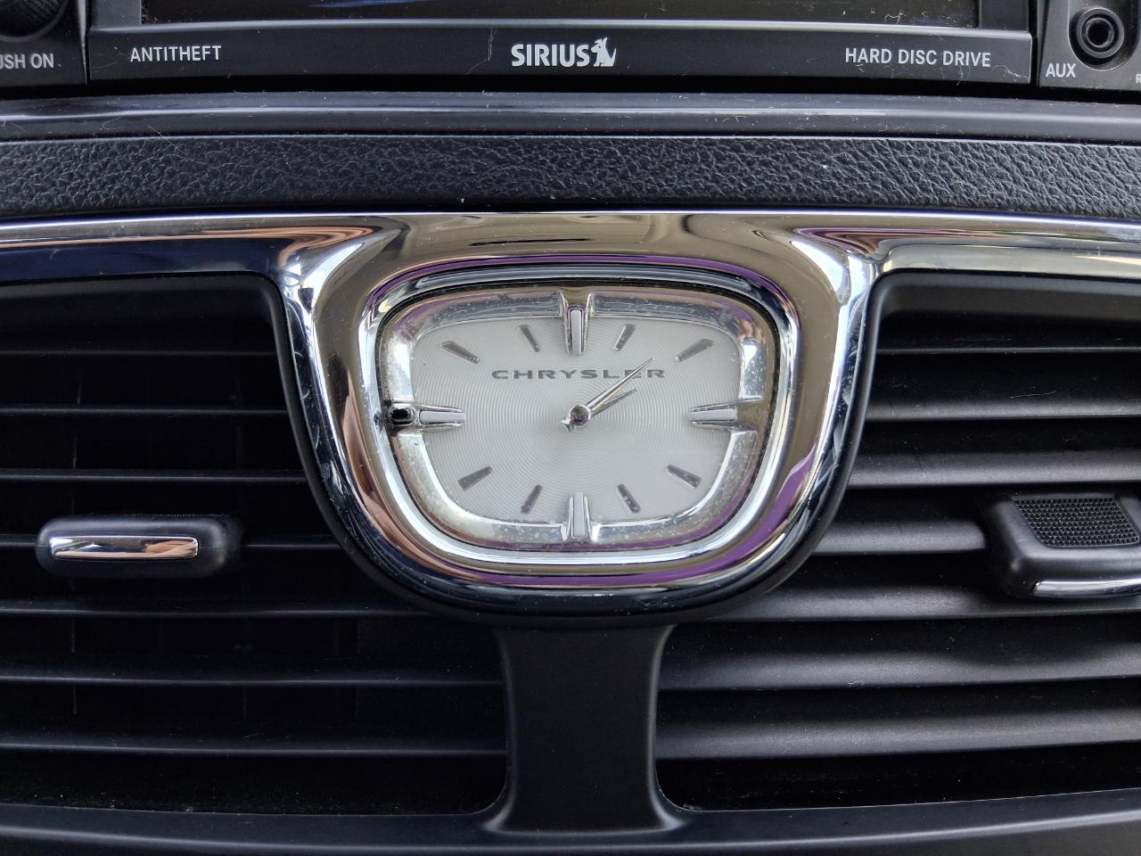 Chrysler Town & Country Touring-L 2012