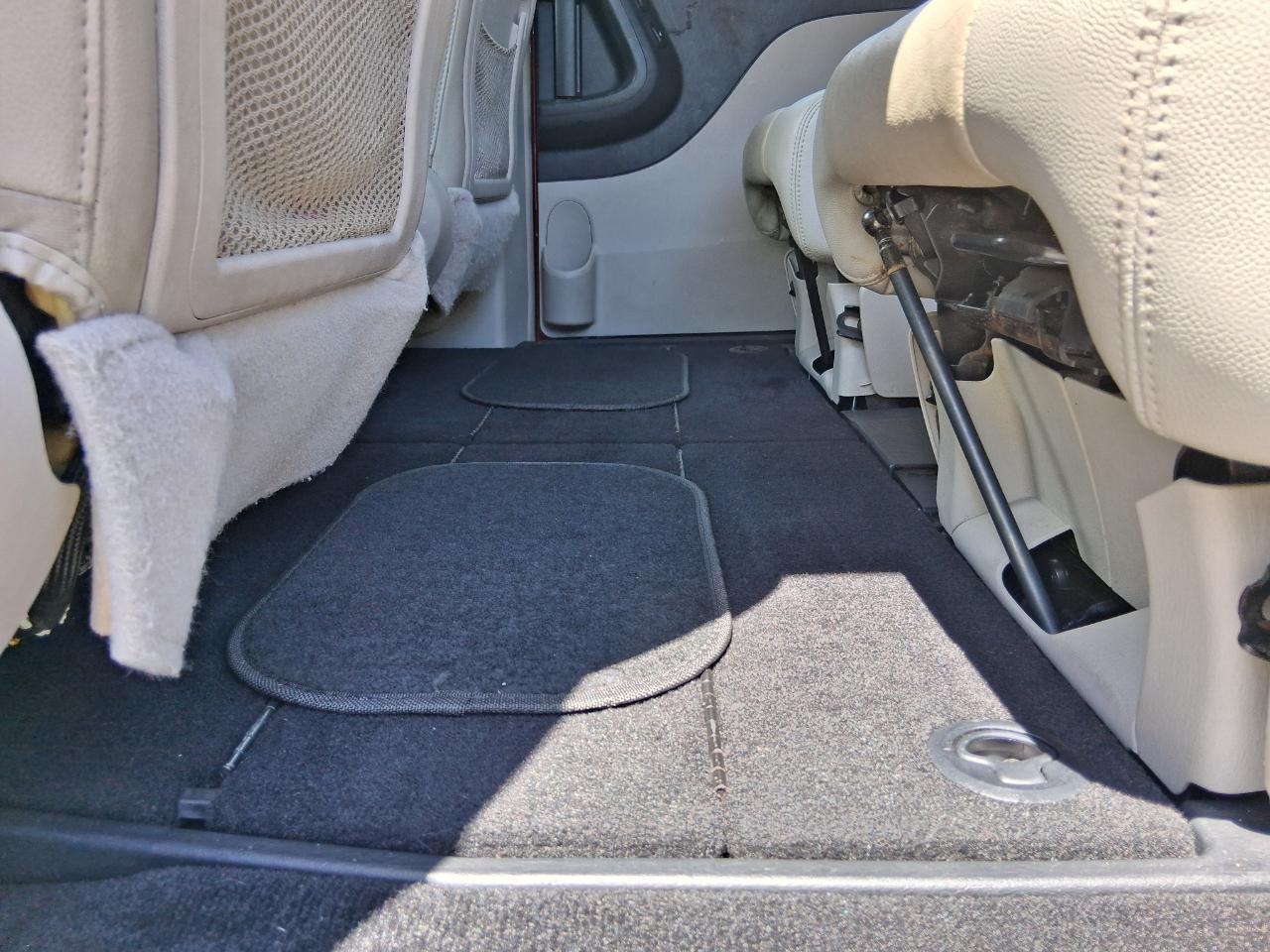 Chrysler Town & Country Touring-L 2012