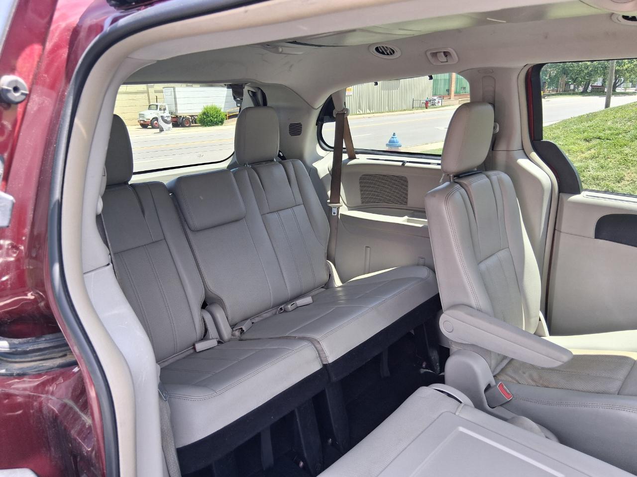 Chrysler Town & Country Touring-L 2012