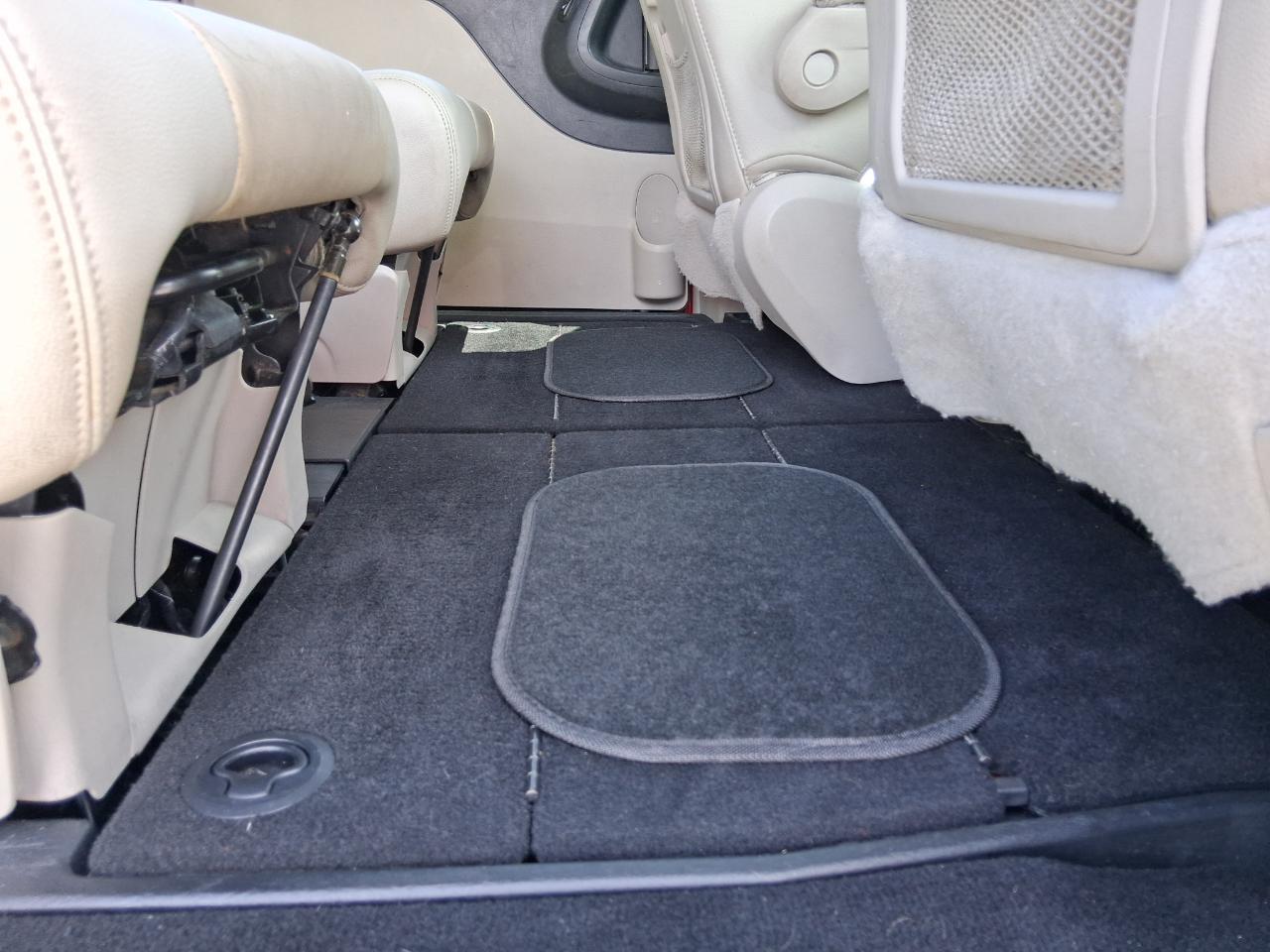 Chrysler Town & Country Touring-L 2012
