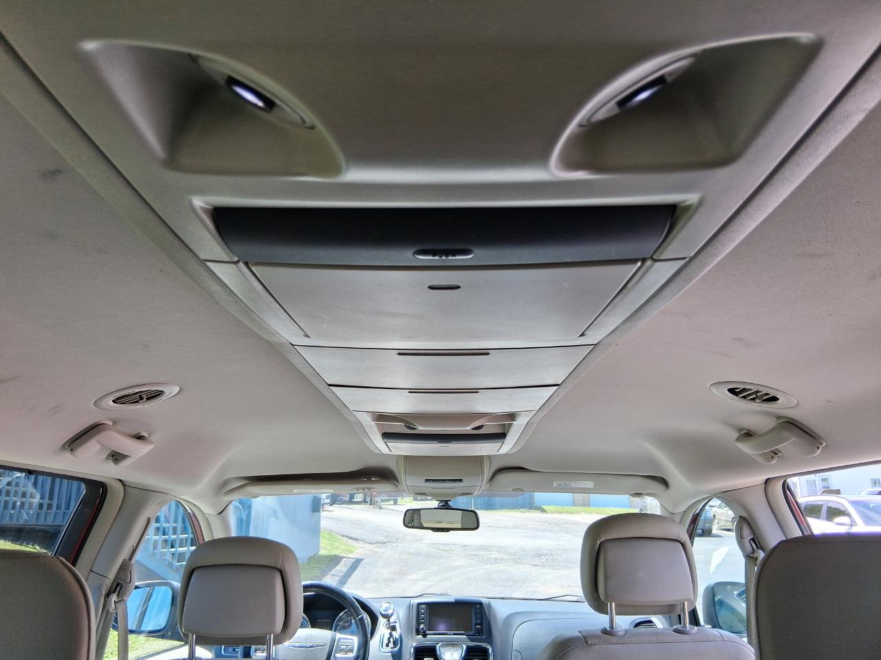 Chrysler Town & Country Touring-L 2012