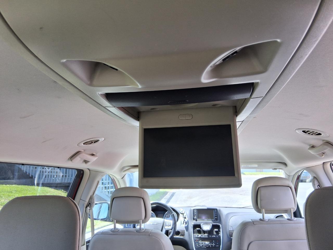 Chrysler Town & Country Touring-L 2012