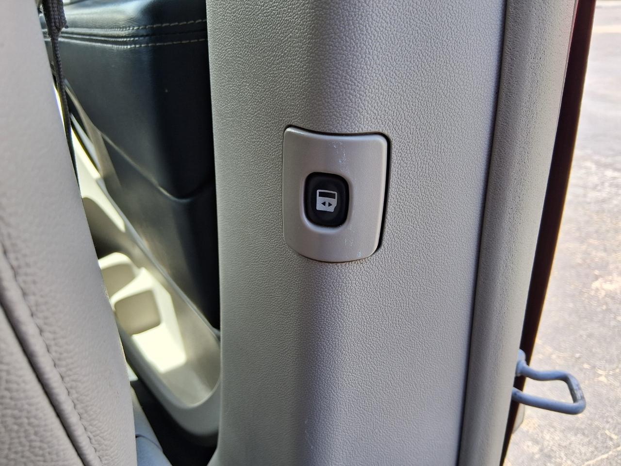 Chrysler Town & Country Touring-L 2012