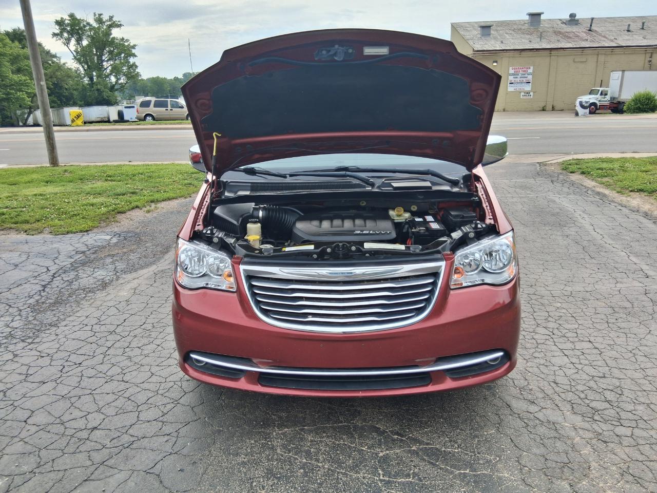 Chrysler Town & Country Touring-L 2012
