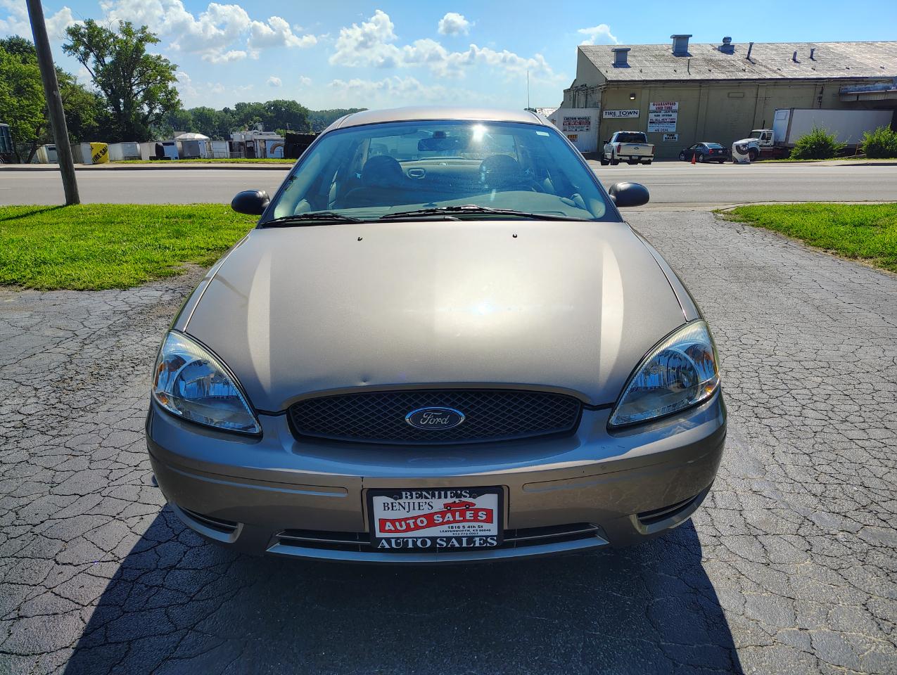 Ford Taurus SE 2004