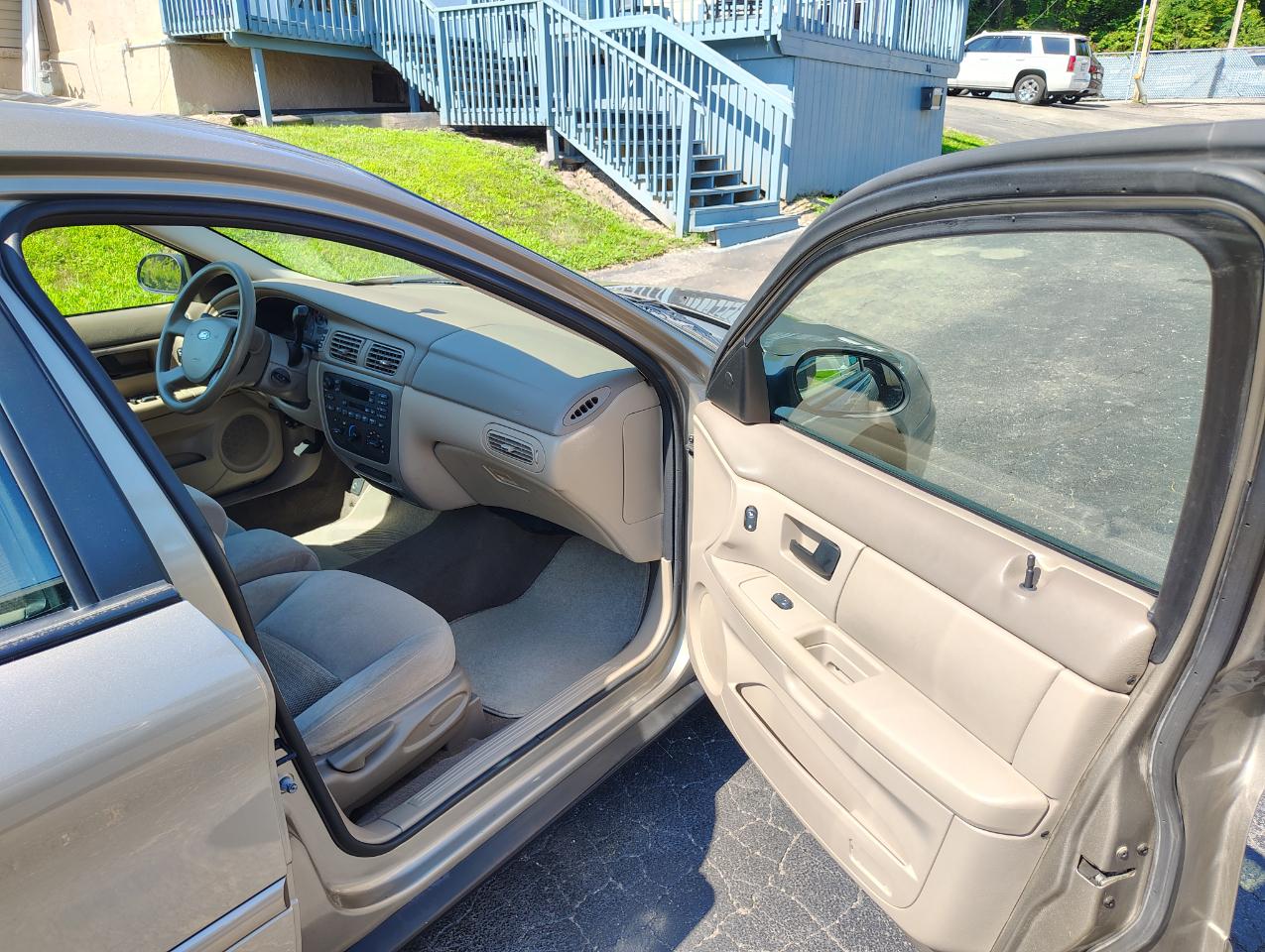 Ford Taurus SE 2004