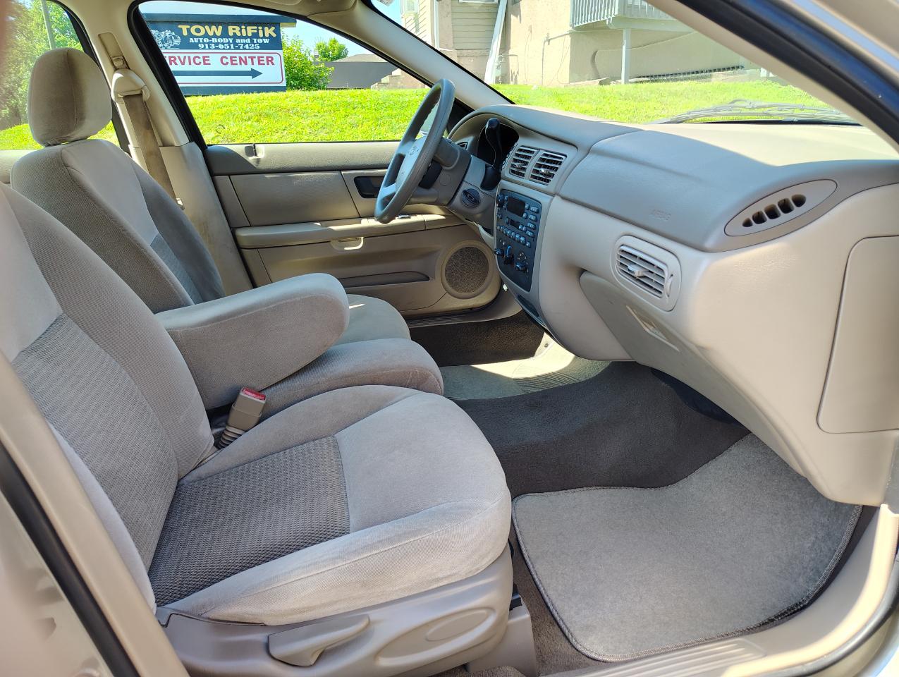 Ford Taurus SE 2004