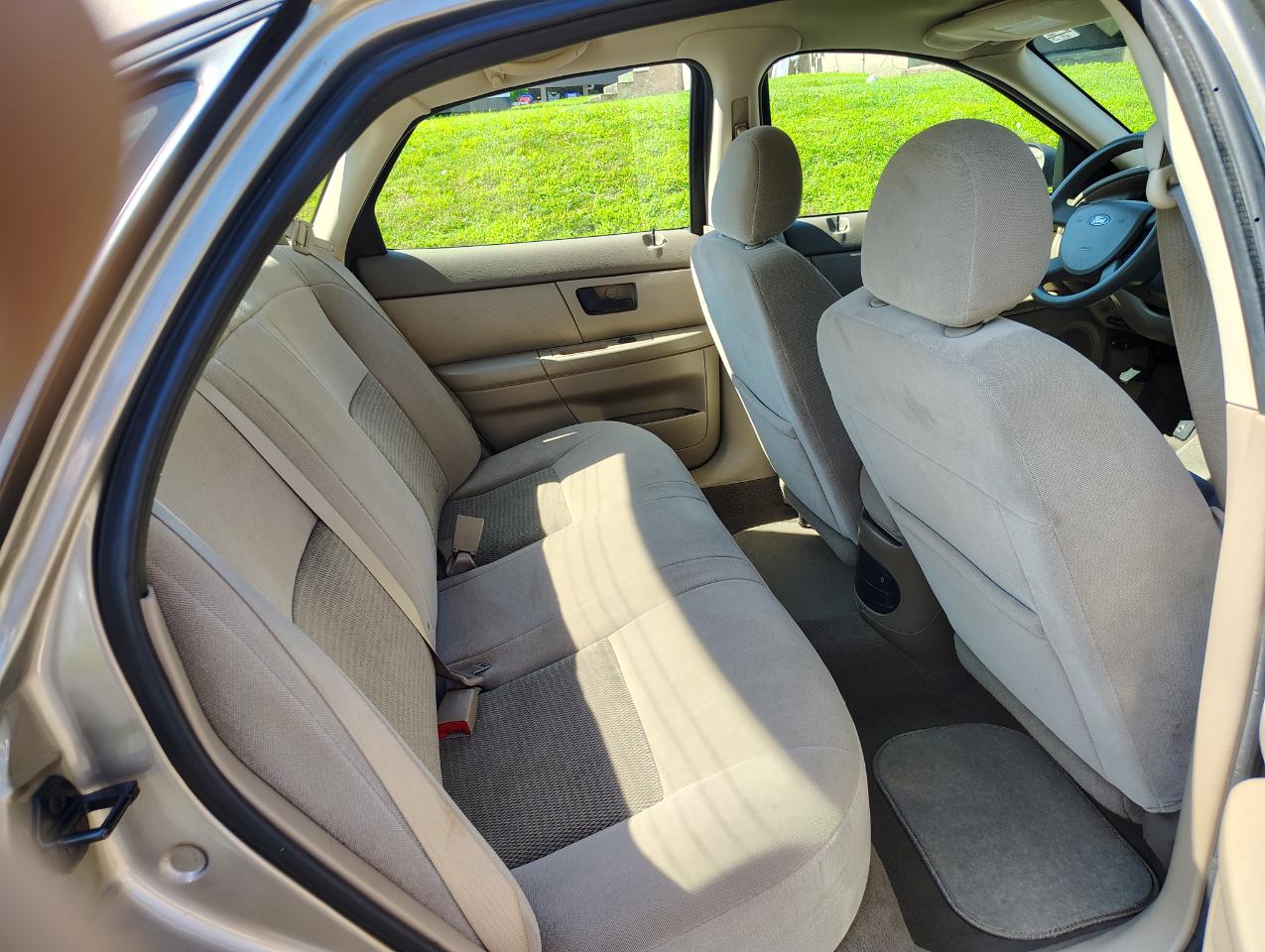 Ford Taurus SE 2004