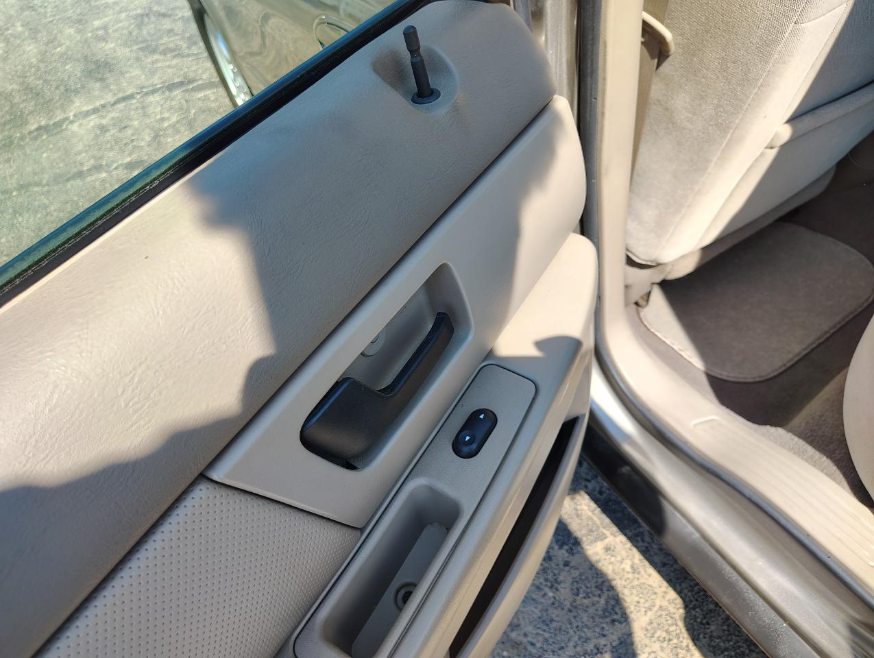 Ford Taurus SE 2004