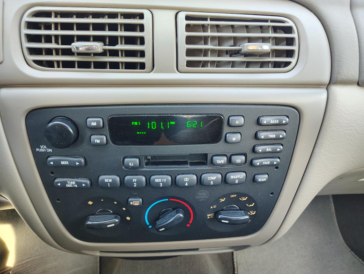 Ford Taurus SE 2004