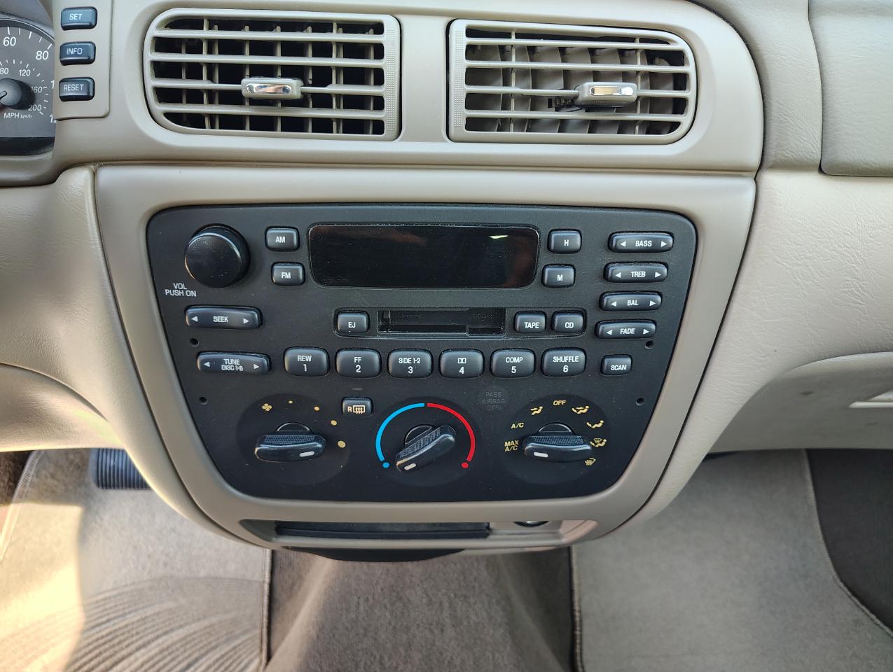Ford Taurus SE 2004