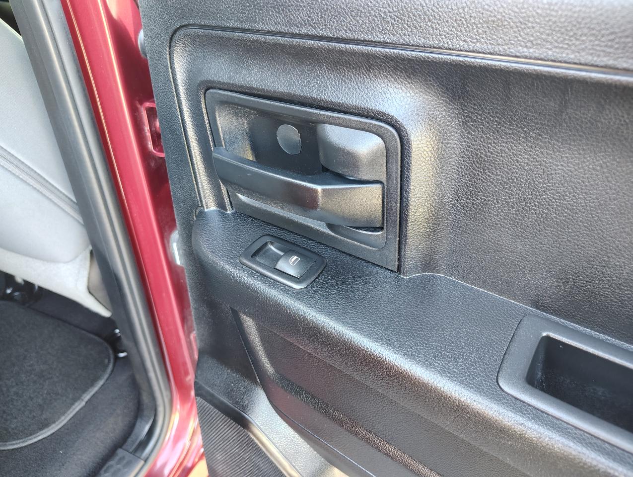 RAM 1500 Tradesman Quad Cab 4WD 2015