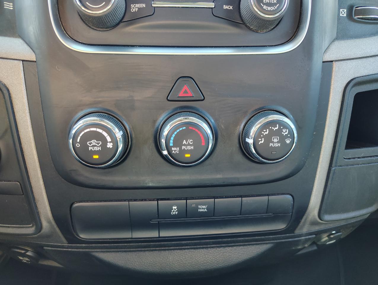 RAM 1500 Tradesman Quad Cab 4WD 2015
