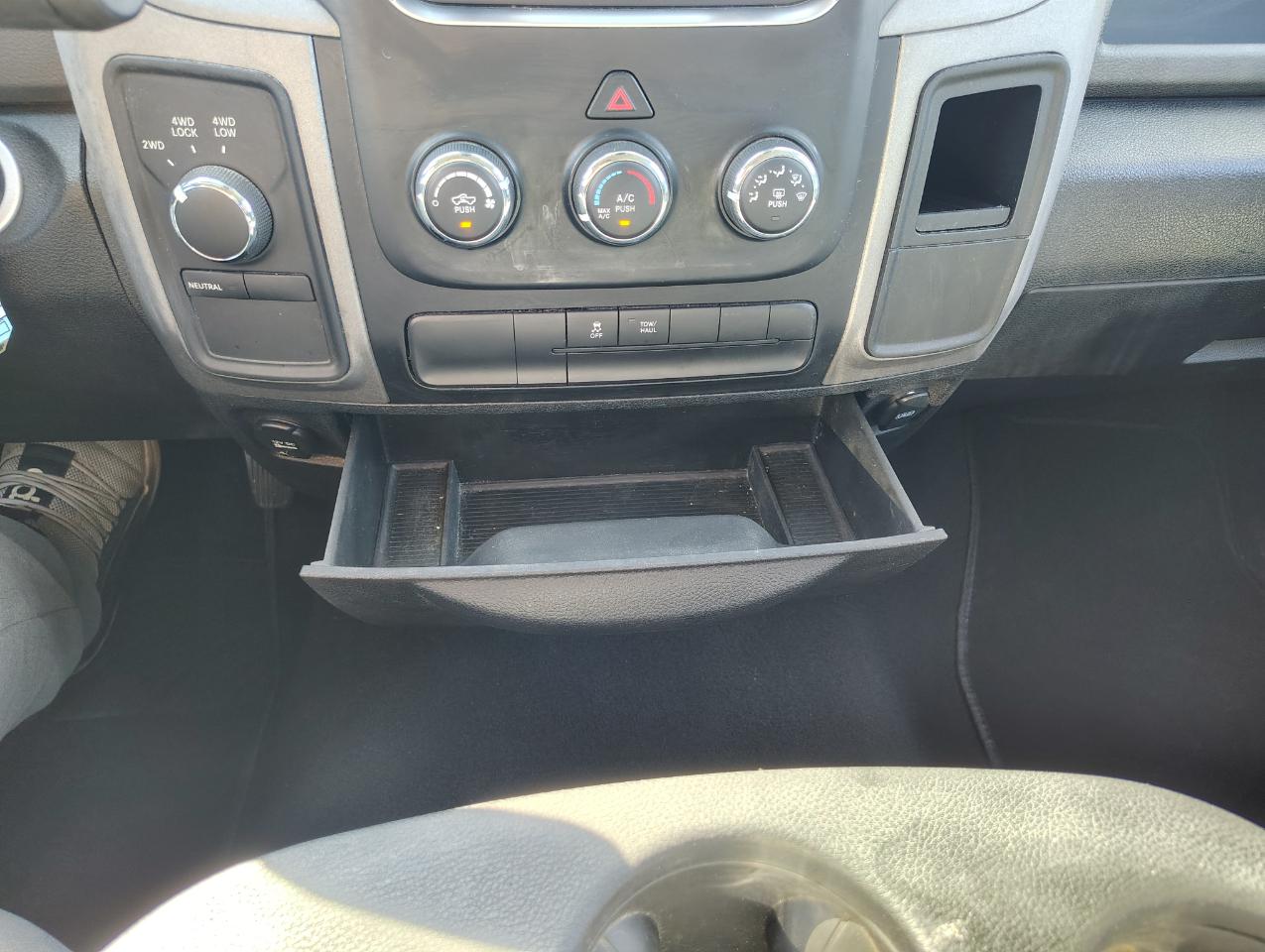 RAM 1500 Tradesman Quad Cab 4WD 2015