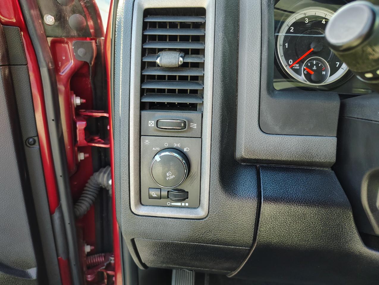 RAM 1500 Tradesman Quad Cab 4WD 2015
