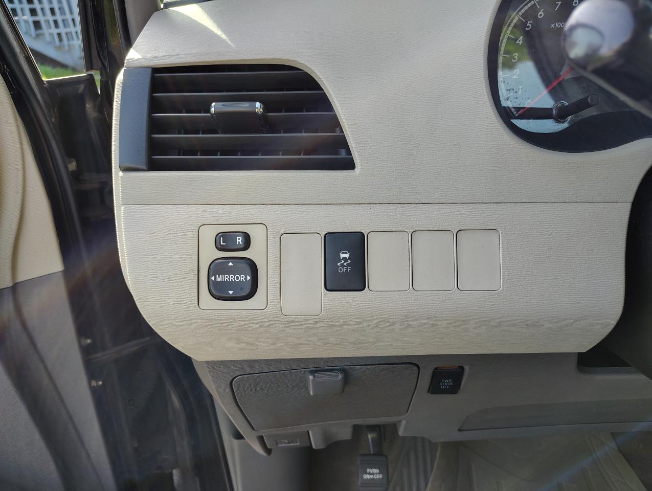 Toyota Sienna LE FWD 8-Passenger V6 2014