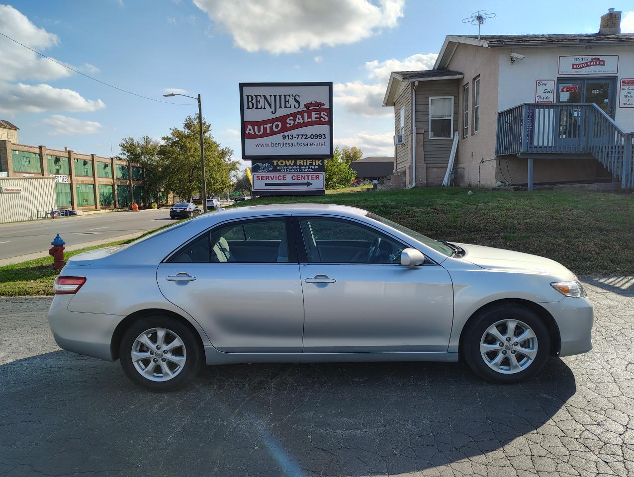 Toyota Camry Base 6-Spd AT 2011