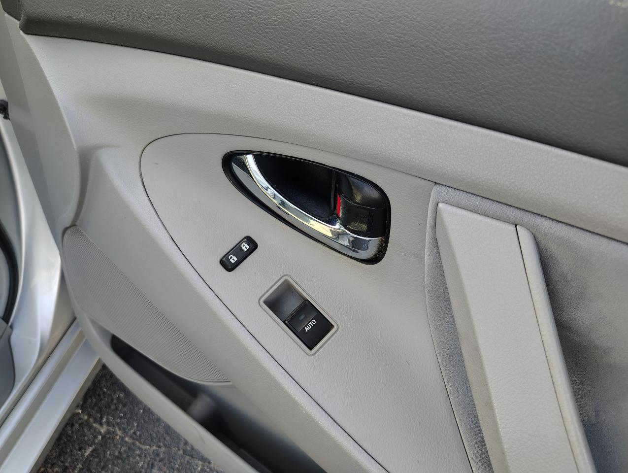 Toyota Camry Base 6-Spd AT 2011