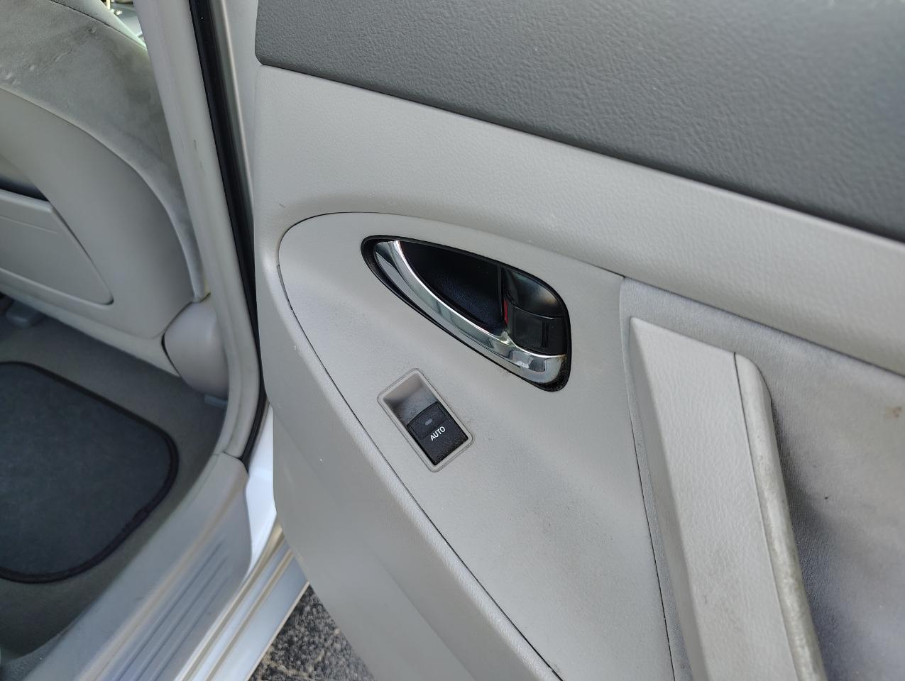 Toyota Camry Base 6-Spd AT 2011