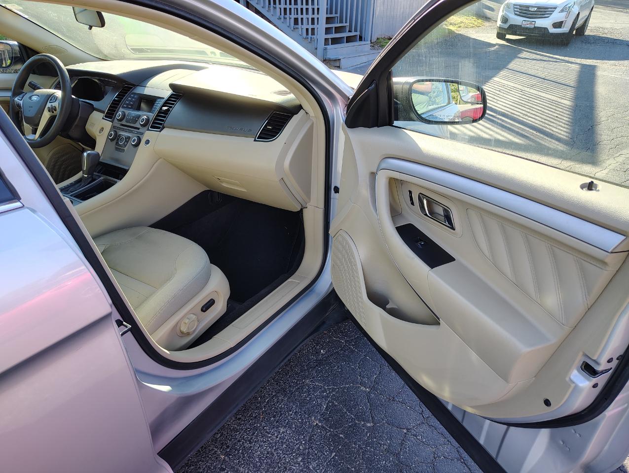 Ford Taurus SE FWD 2018