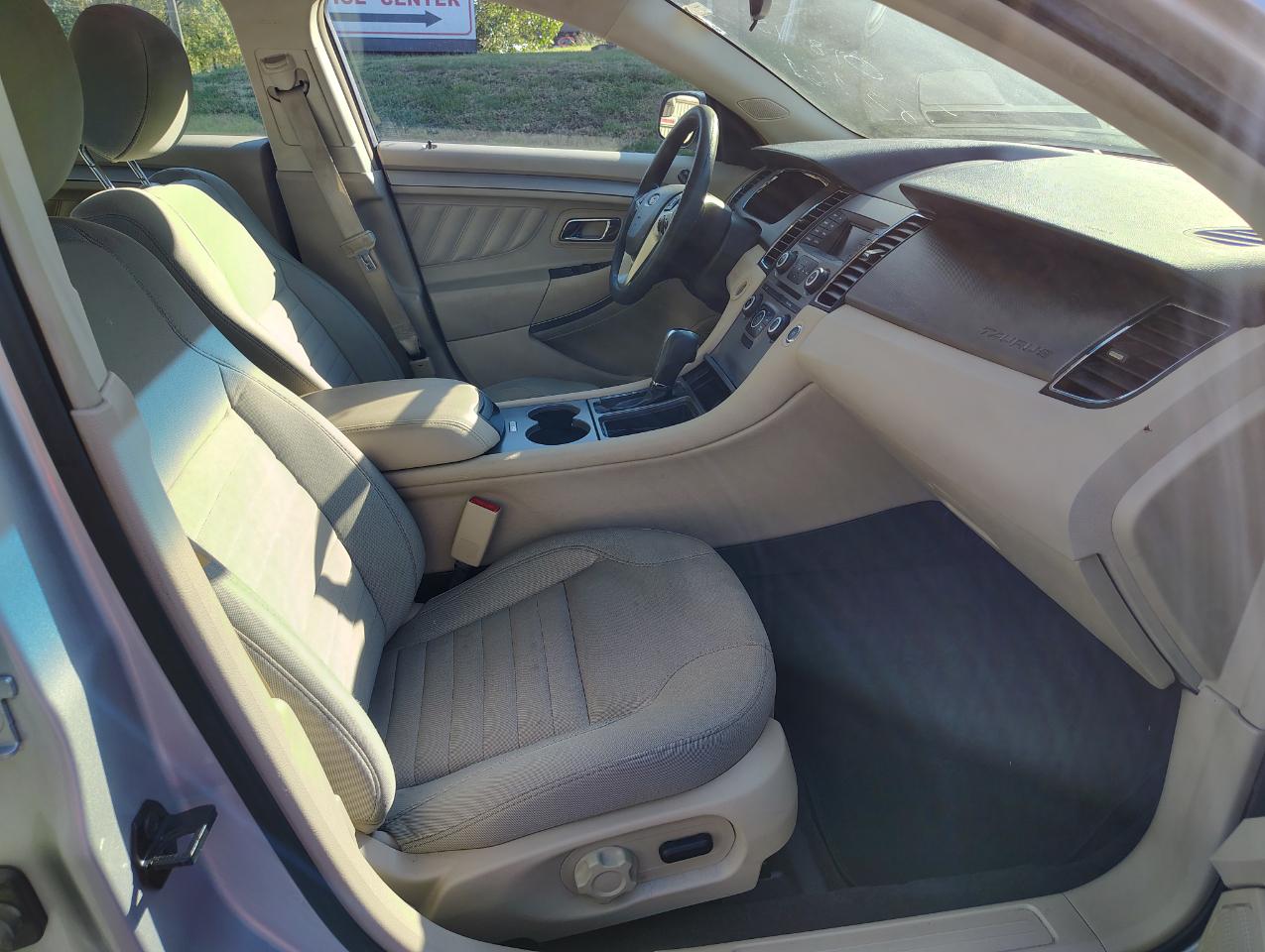 Ford Taurus SE FWD 2018