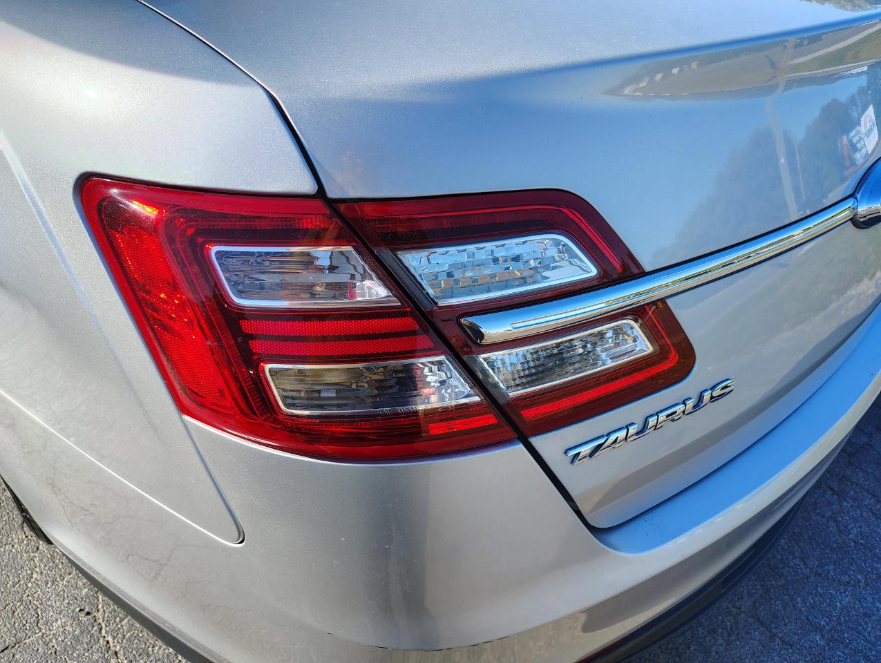 Ford Taurus SE FWD 2018