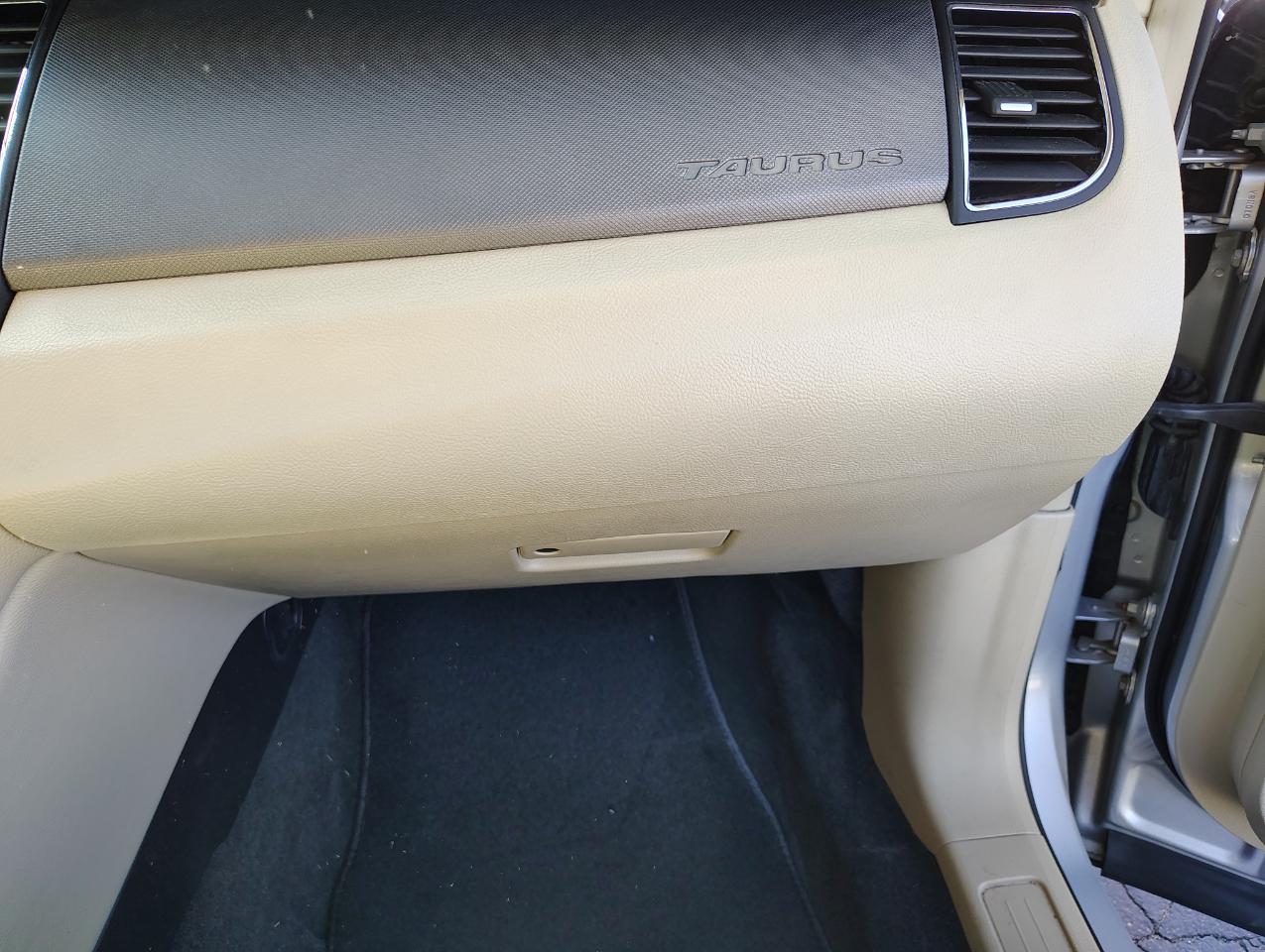 Ford Taurus SE FWD 2018