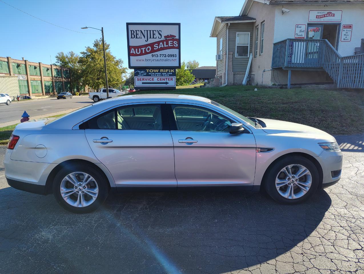 Ford Taurus SE FWD 2018