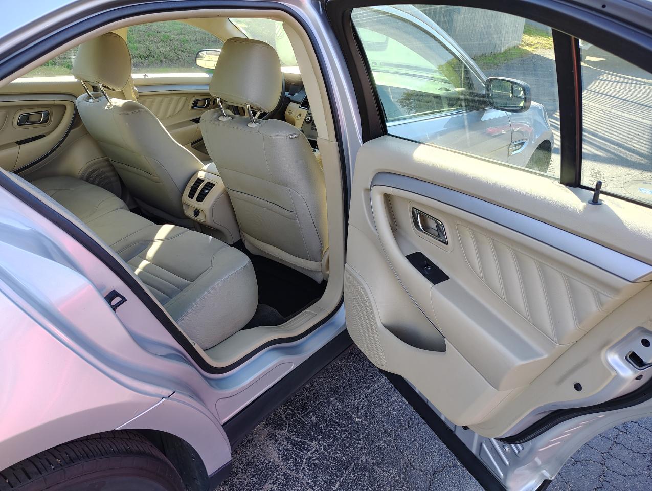 Ford Taurus SE FWD 2018