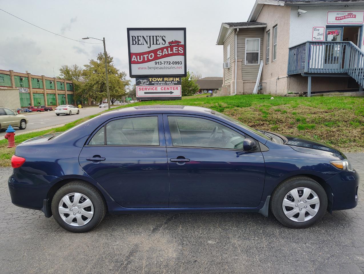 Toyota Corolla L 4-Speed AT 2012