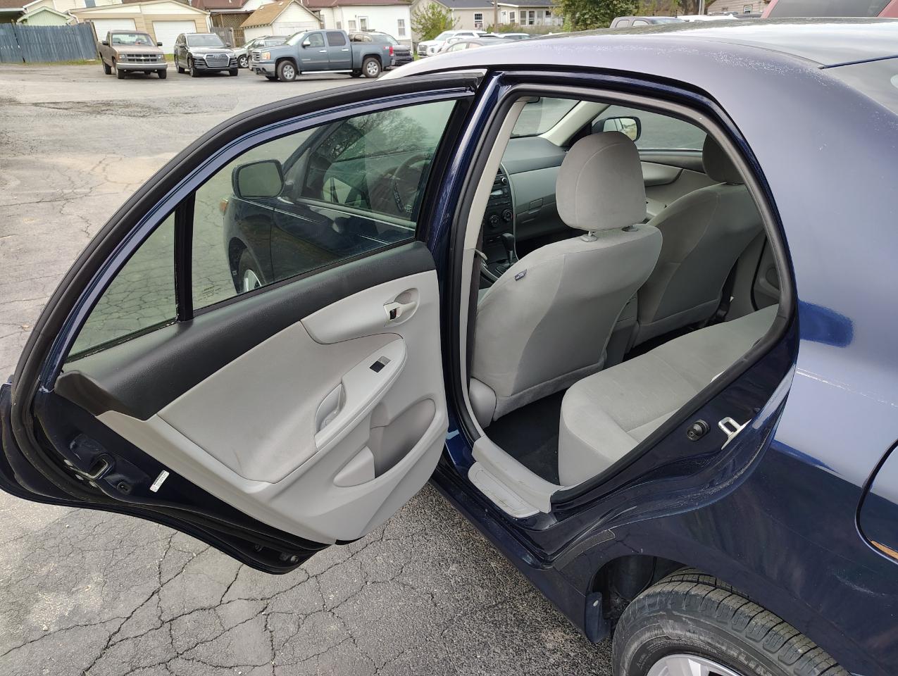 Toyota Corolla L 4-Speed AT 2012