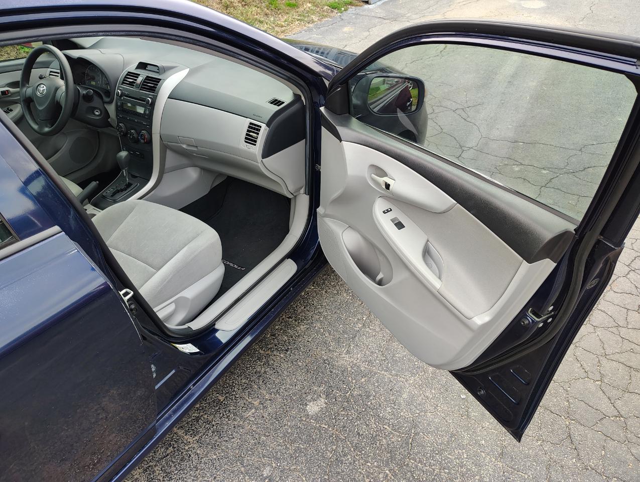 Toyota Corolla L 4-Speed AT 2012