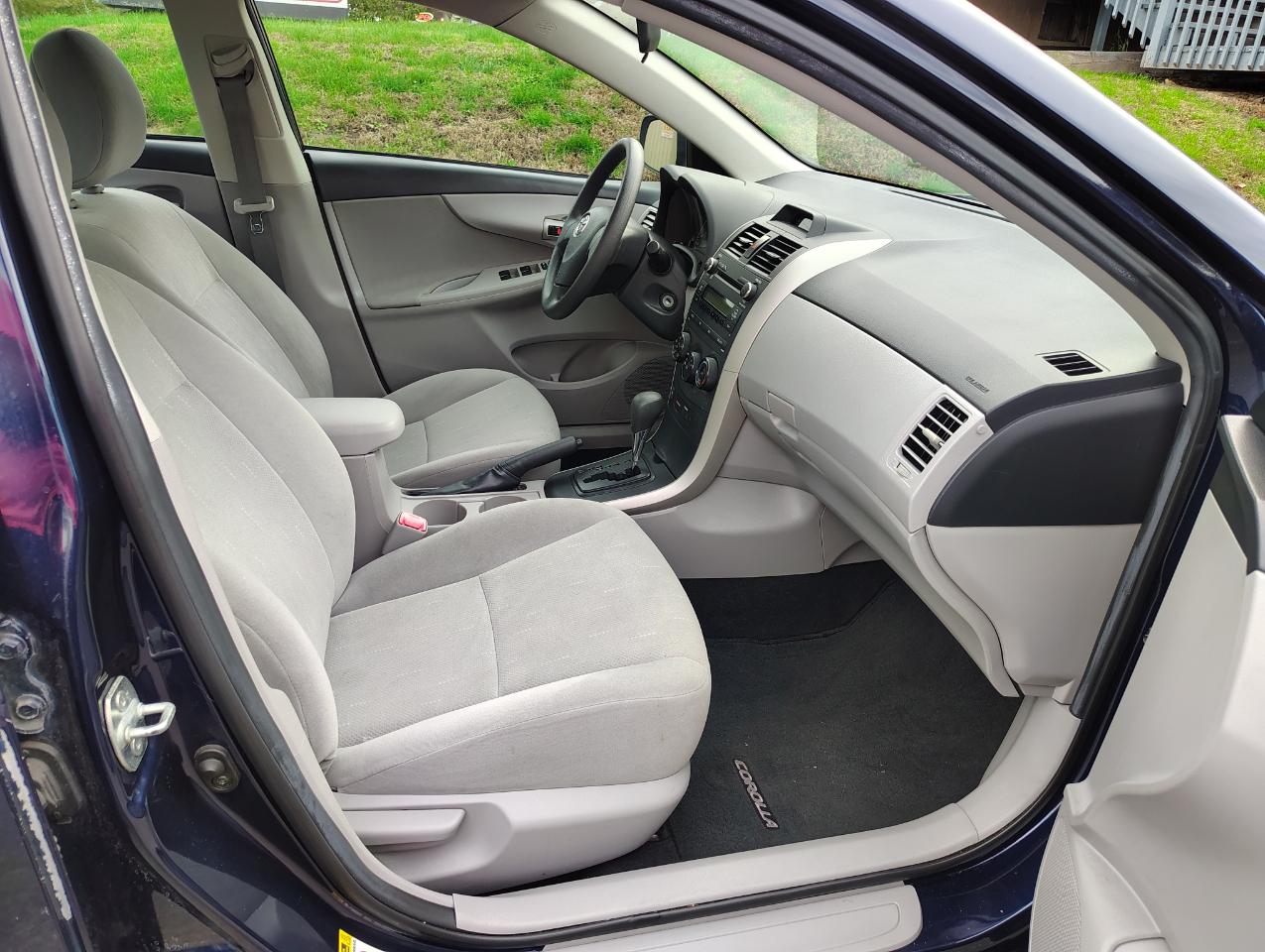 Toyota Corolla L 4-Speed AT 2012