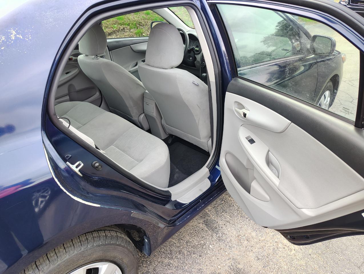 Toyota Corolla L 4-Speed AT 2012