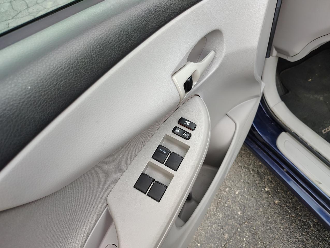 Toyota Corolla L 4-Speed AT 2012