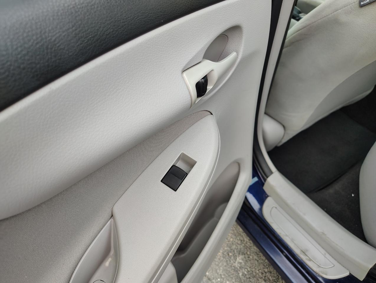 Toyota Corolla L 4-Speed AT 2012