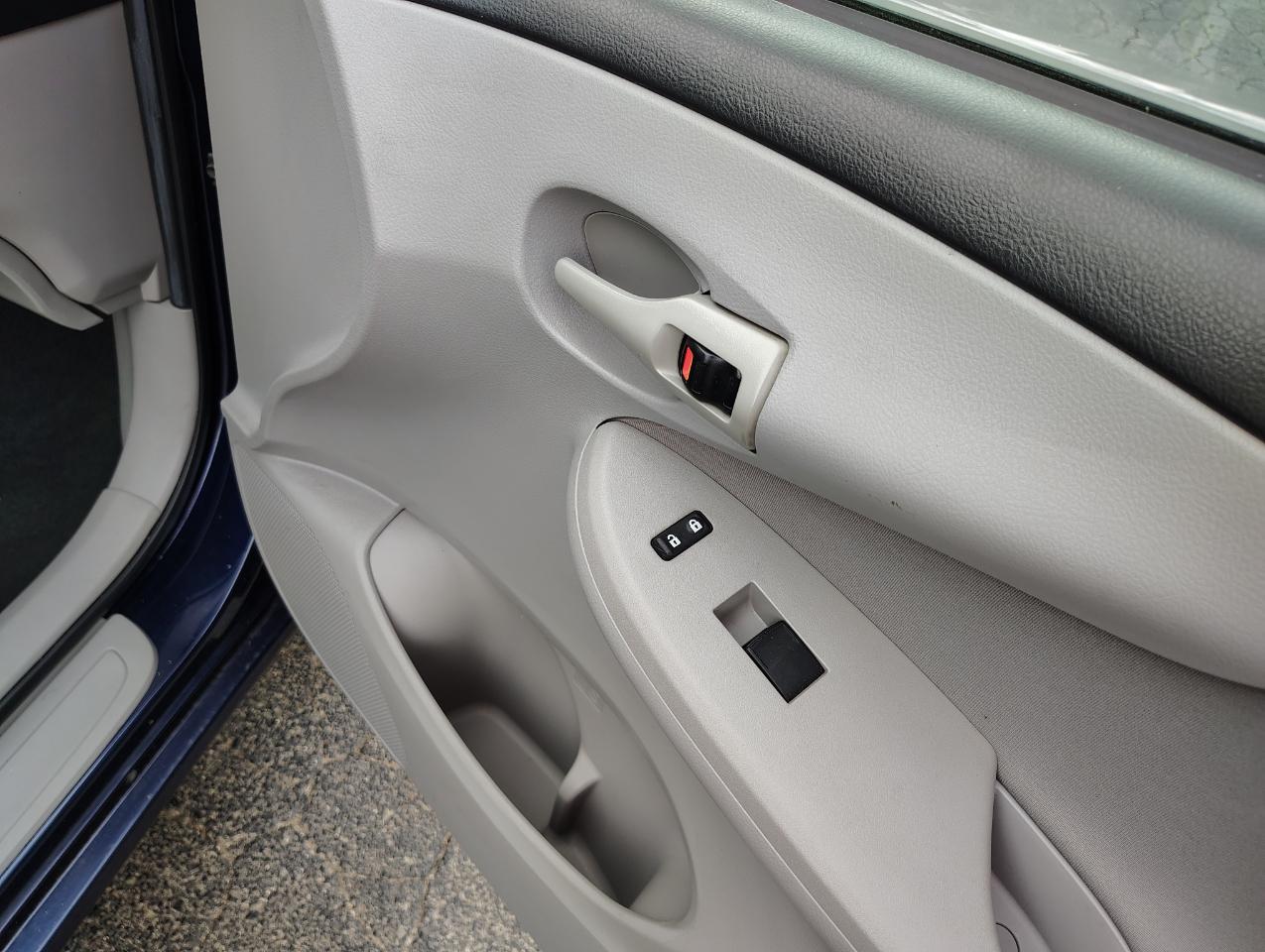 Toyota Corolla L 4-Speed AT 2012
