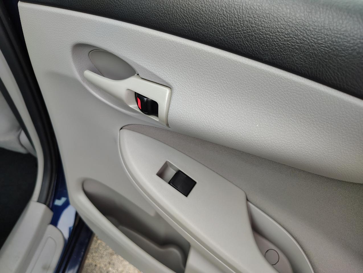 Toyota Corolla L 4-Speed AT 2012