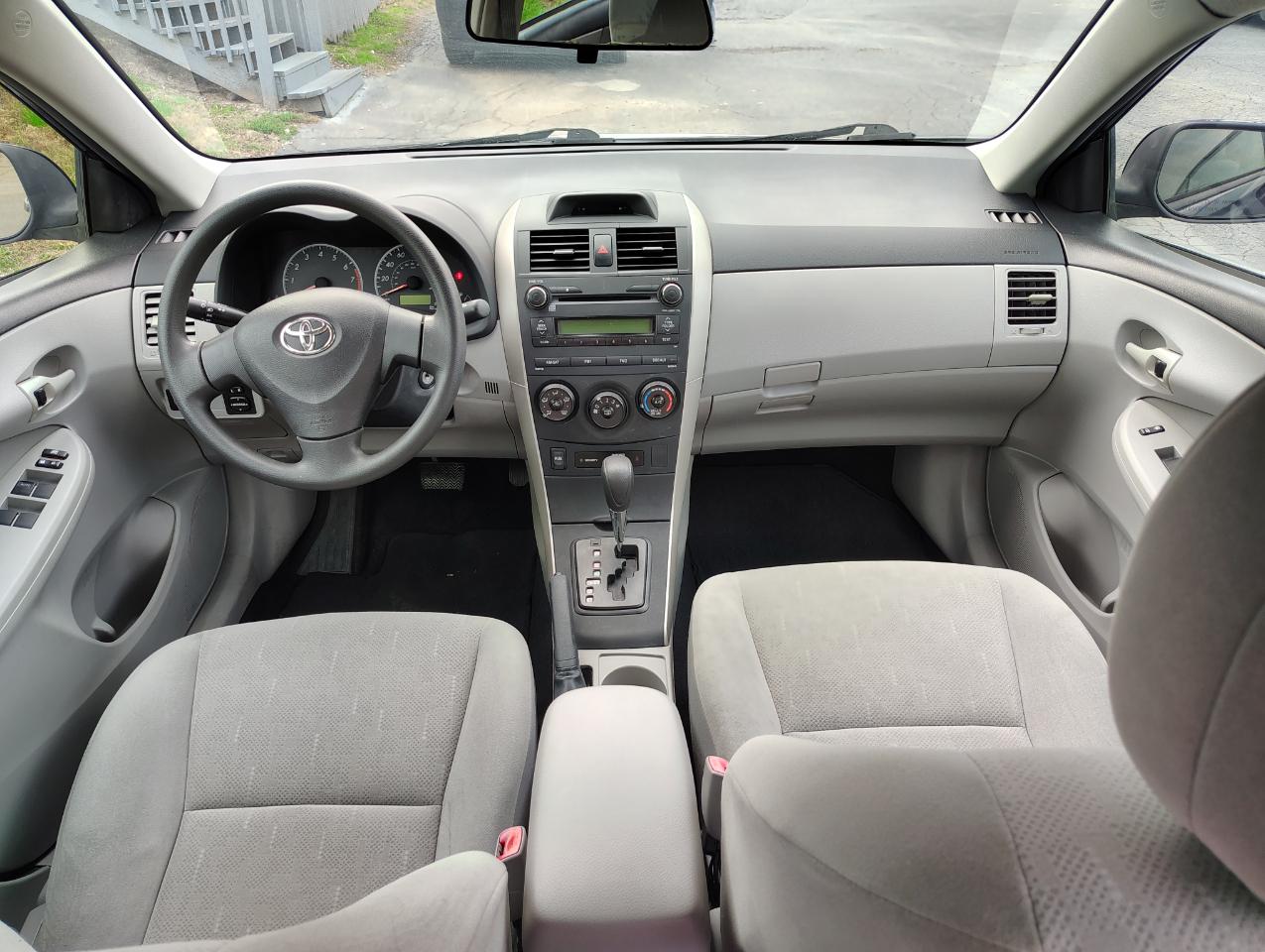 Toyota Corolla L 4-Speed AT 2012