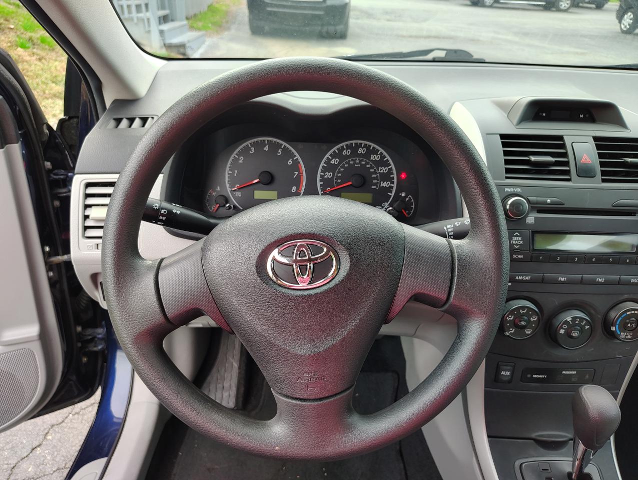 Toyota Corolla L 4-Speed AT 2012