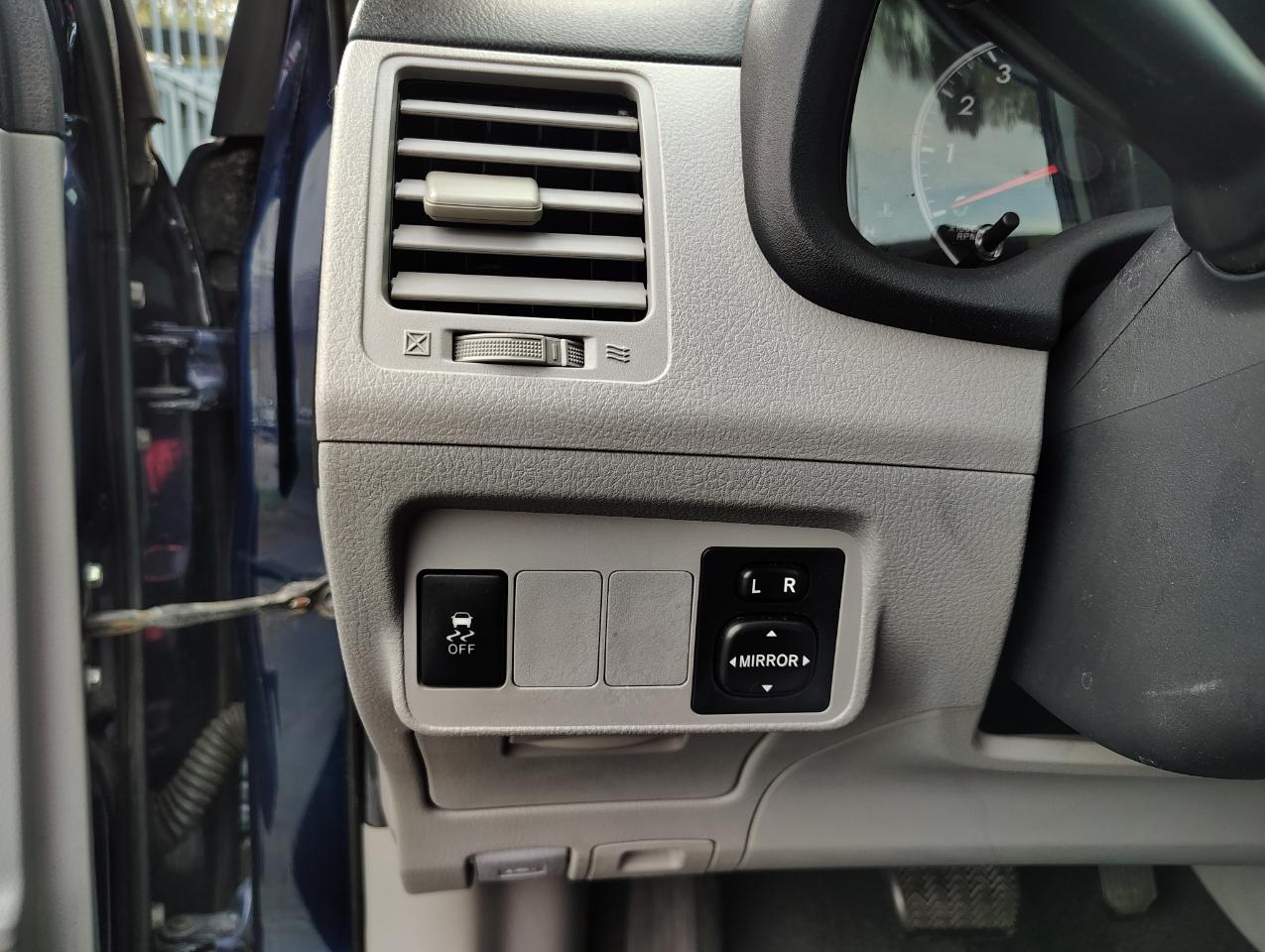 Toyota Corolla L 4-Speed AT 2012