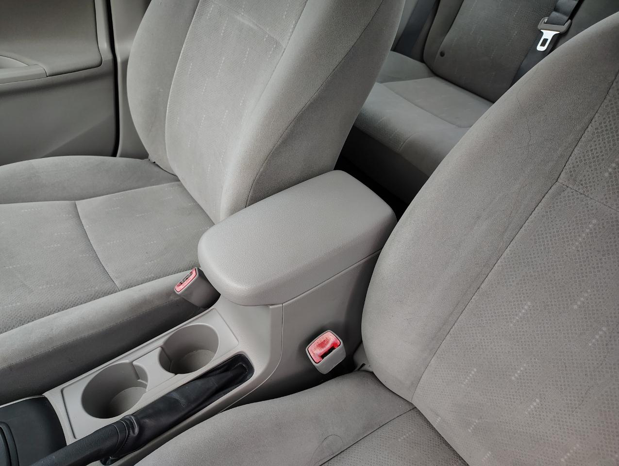 Toyota Corolla L 4-Speed AT 2012