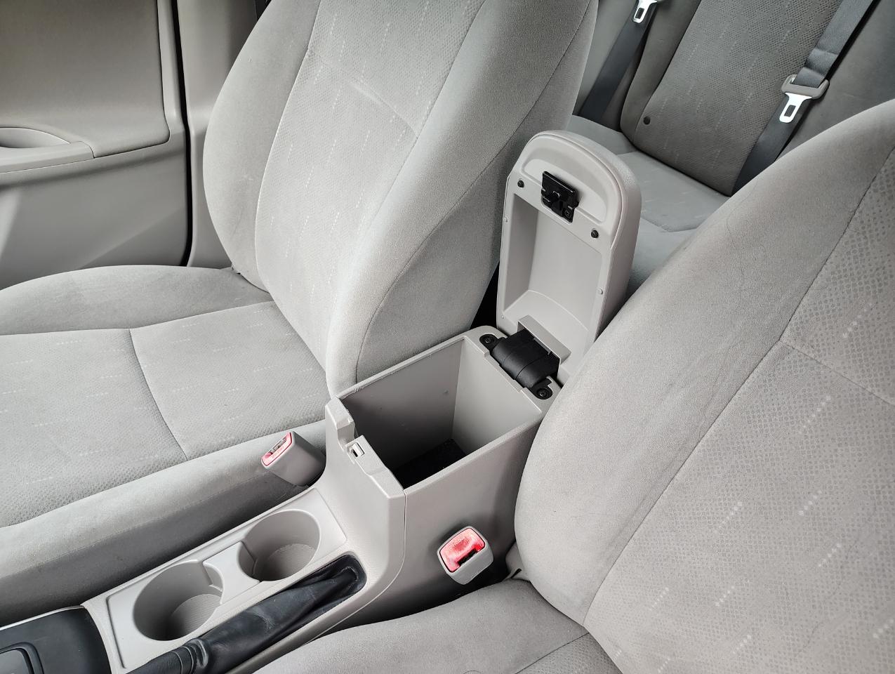 Toyota Corolla L 4-Speed AT 2012