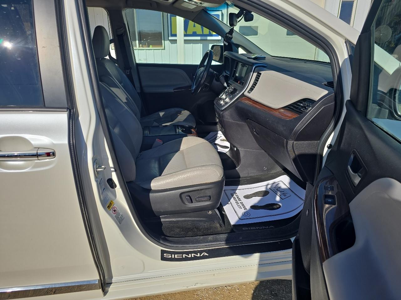 Toyota Sienna 5dr 7-Pass Van XLE Premium AWD (Natl) 2016