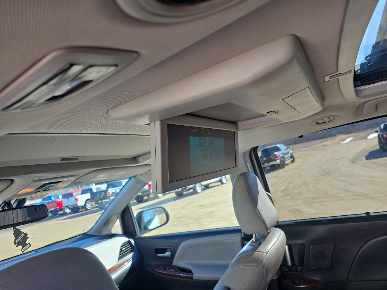 Toyota Sienna 5dr 7-Pass Van XLE Premium AWD (Natl) 2016