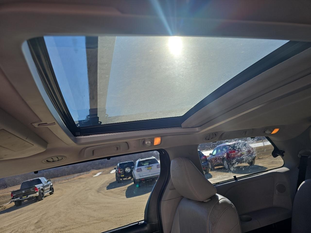 Toyota Sienna 5dr 7-Pass Van XLE Premium AWD (Natl) 2016