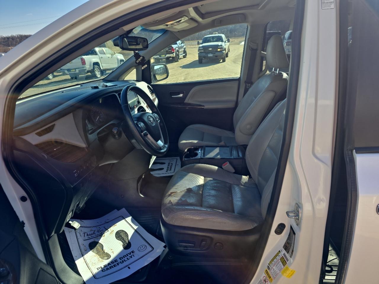 Toyota Sienna 5dr 7-Pass Van XLE Premium AWD (Natl) 2016