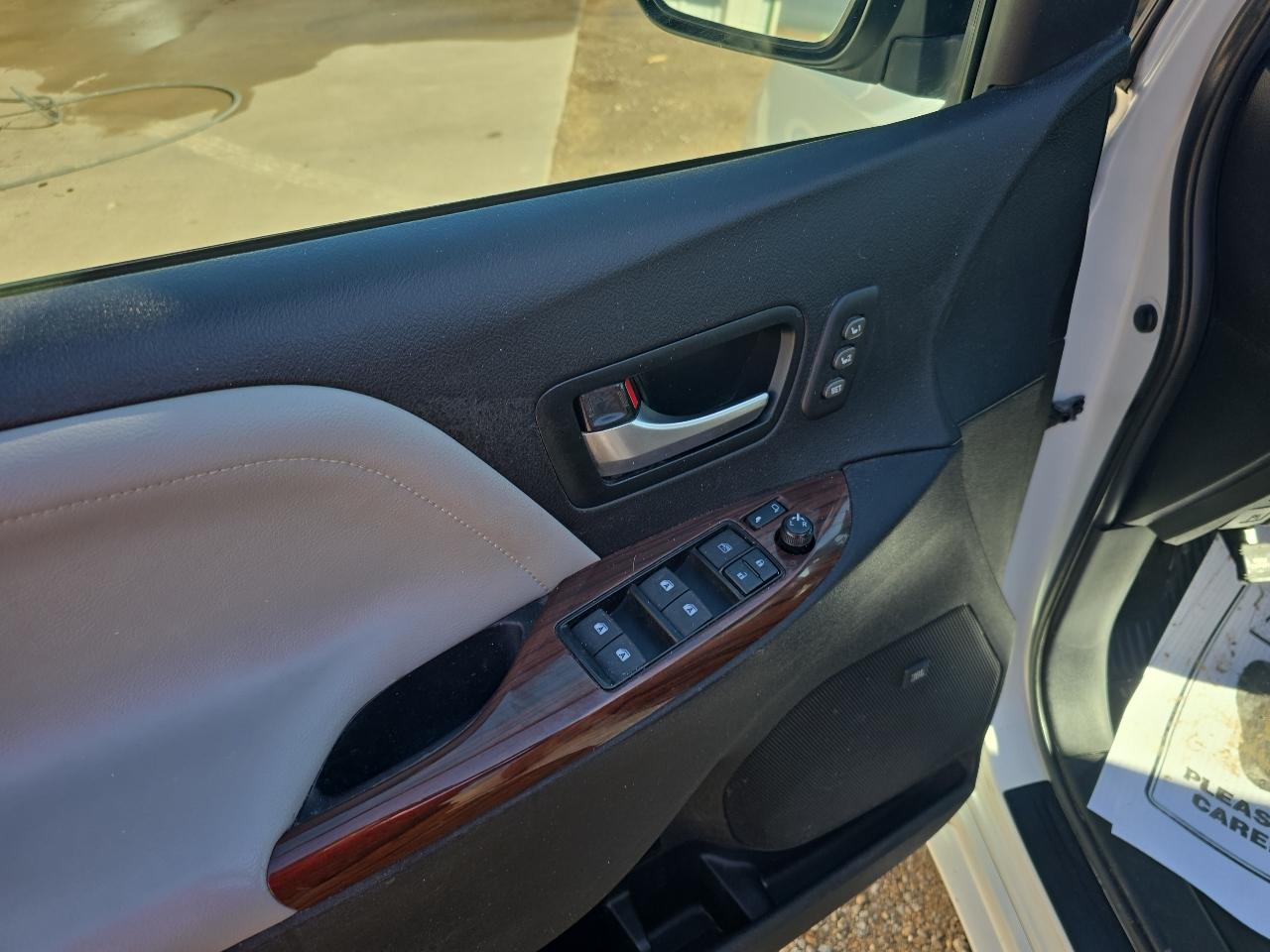 Toyota Sienna 5dr 7-Pass Van XLE Premium AWD (Natl) 2016